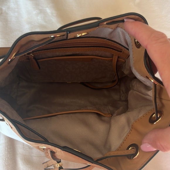 Michael Kors medium bucket bag - Picture 6 of 13